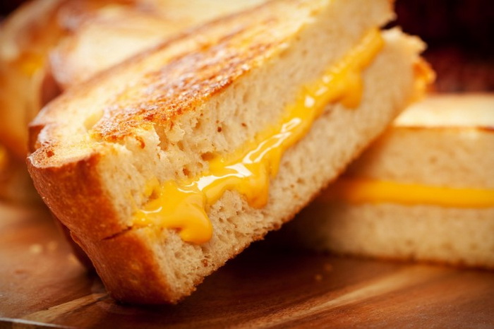 Підрум'янені і хрусткі гарячі бутерброди з сиром