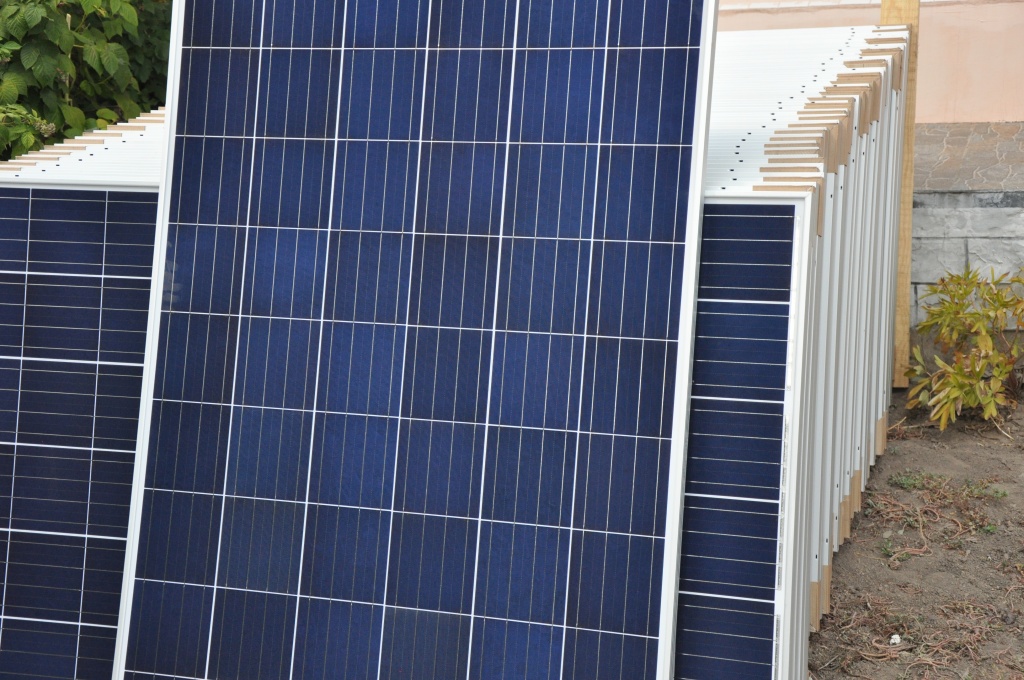 Головним елементом сонячної електричної станції є сонячні панелі (фотомодулі, сонячні батареї)
