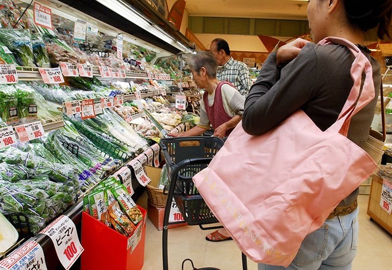 Покупець супермаркету з «еко-торбою», що увійшла в моду після скасування безкоштовних пластикових пакетів (фото © Jiji Press)