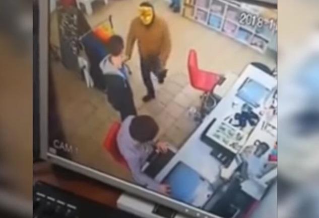 Співробітники магазину самостійно знешкодили нападника і утримували його до приїзду поліції
