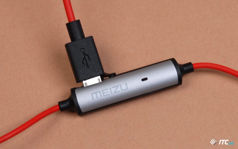 Зарядка відбувається за допомогою комплектного кабелю Micro USB і триває до години