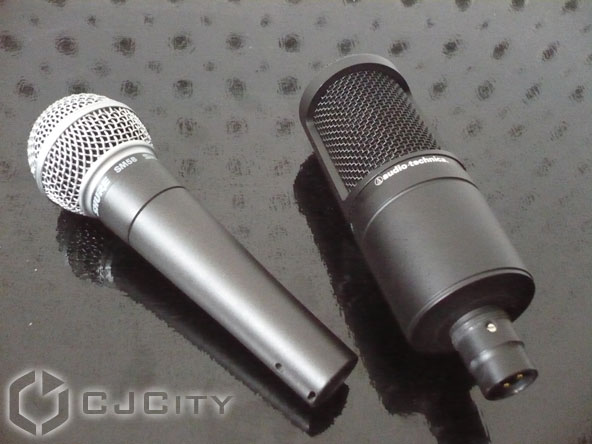 Динамічний мікрофон SHURE SM58 (зліва) і конденсаторний AudioTechnica AT2020 (праворуч)