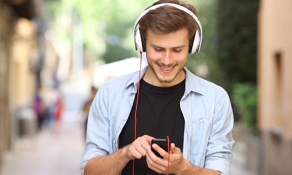 Якщо ваша половинка не уявляє свій день без музики, порадуйте його хорошими навушниками