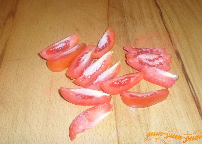 Якщо помідори не дуже великі, можна розрізати їх на дві-чотири частини, великі можна різати часточками або тонкими брусочками