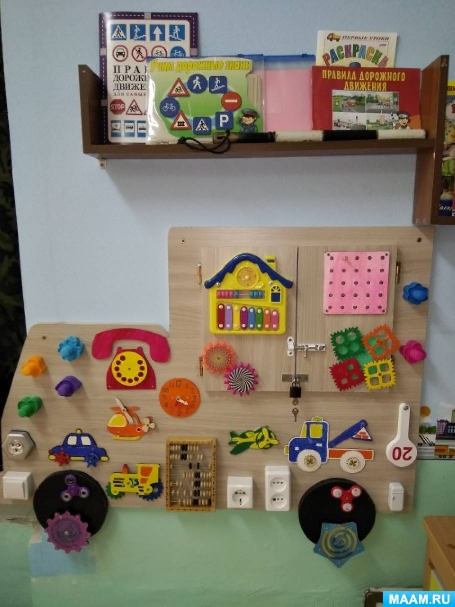 Консультація «Бізіборд і лепбук»   Бізіборд- ця розвиваюча іграшка має кілька назв - розвиваюча дошка для дітей, дошка Монтессорі, дошка з замочками і кнопочками