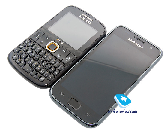 Зовнішній вигляд Samsung GT-E2222 і Samsung i9000 (праворуч):