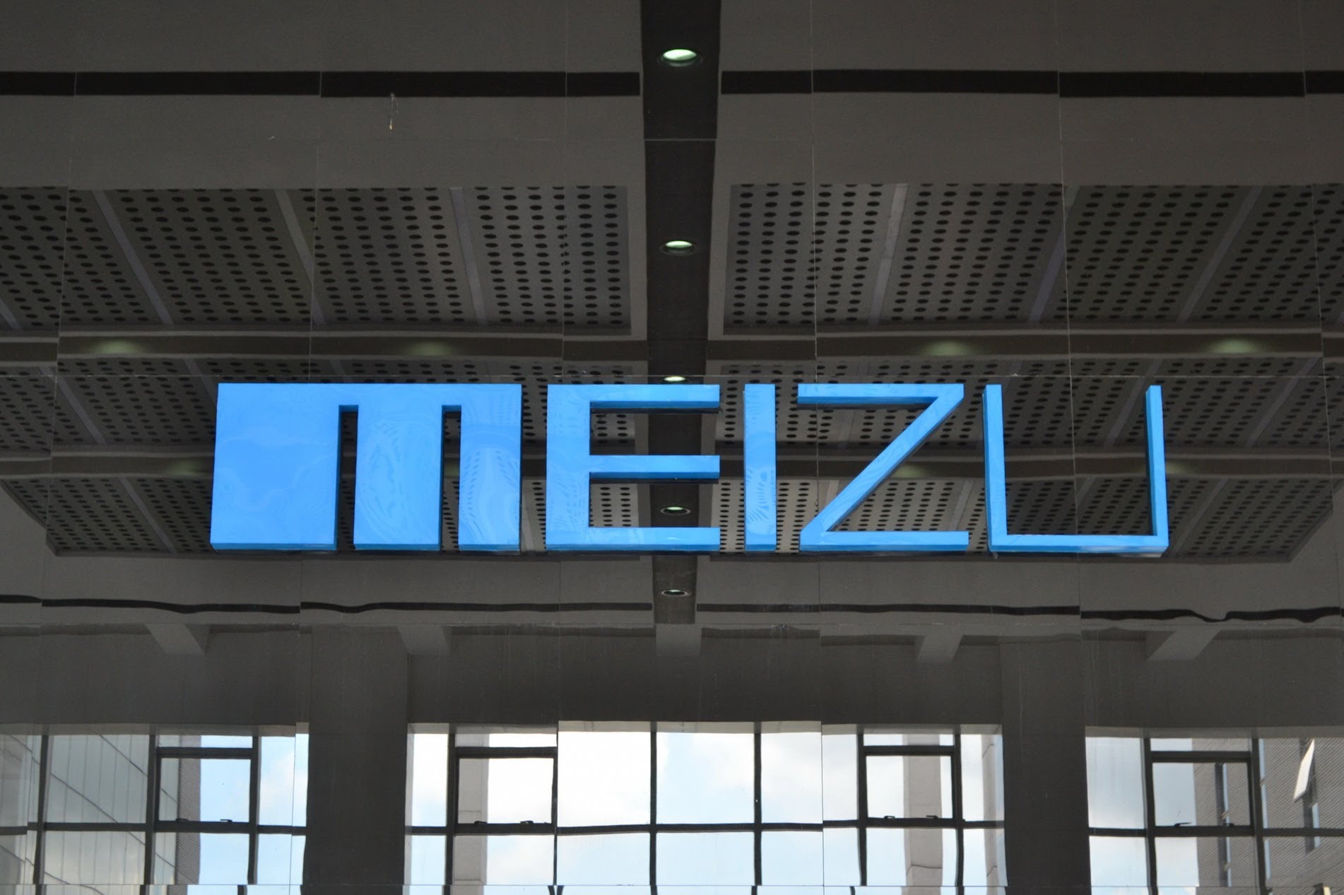 Компанія Meizu була заснована ще в далекому 1998 року відверто кажучи неординарним людина, а в наслідку ідейним натхненником Хуаном Сючжаном (прям напрошується паралель зі Стівом Джобсом)