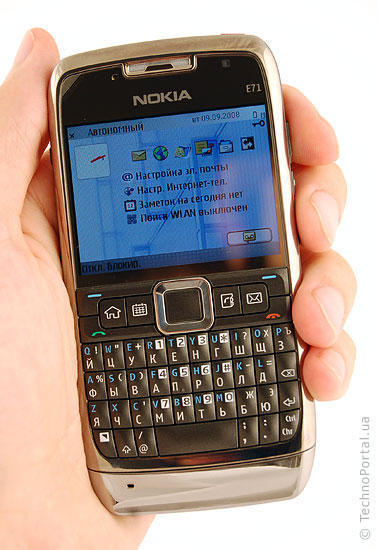 Найтонший смартфон з qwerty-клавіатурою - послідовник гучних, але не завоювали масову популярність, бізнес-моделей E61 і E61i