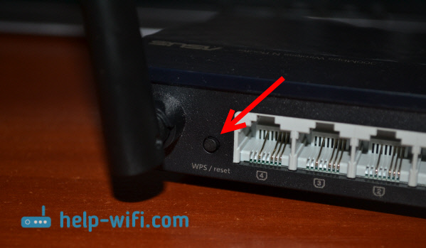 Потім натиснув кнопку WPS на головному роутере (індикатор живлення, або Wi-Fi так само почне активно блимати):