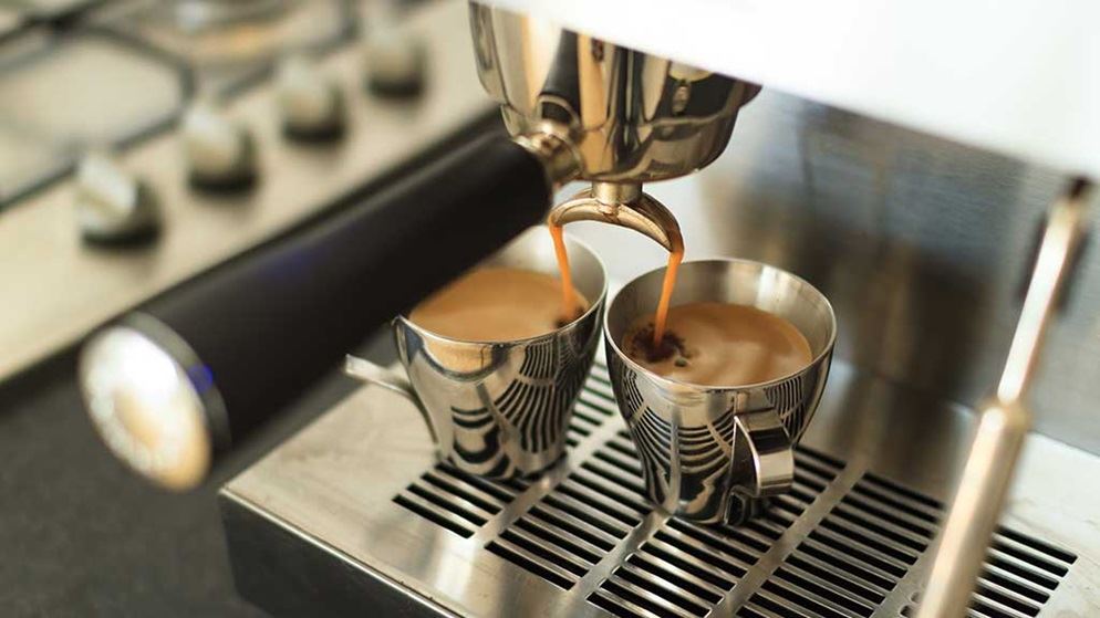 Чашка кави свіжозвареного робить пробудження вранці більш приємним