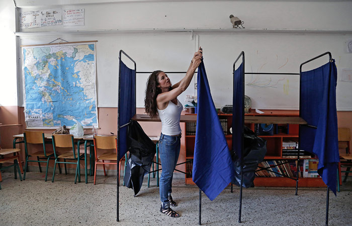 Греція проведе вибори 20 вересня, основні суперники виступають за угоду з кредиторами, тому результат виборів не дуже турбує ринки   Підготовка виборчої дільниці до майбутніх виборів   Фото: epa / vostock-photo   Москва