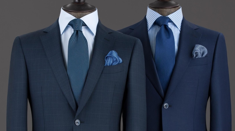 Не менш елегантно виглядати буде сірий костюм з білою сорочкою і синьою краваткою, як втілення чоловічого стилю